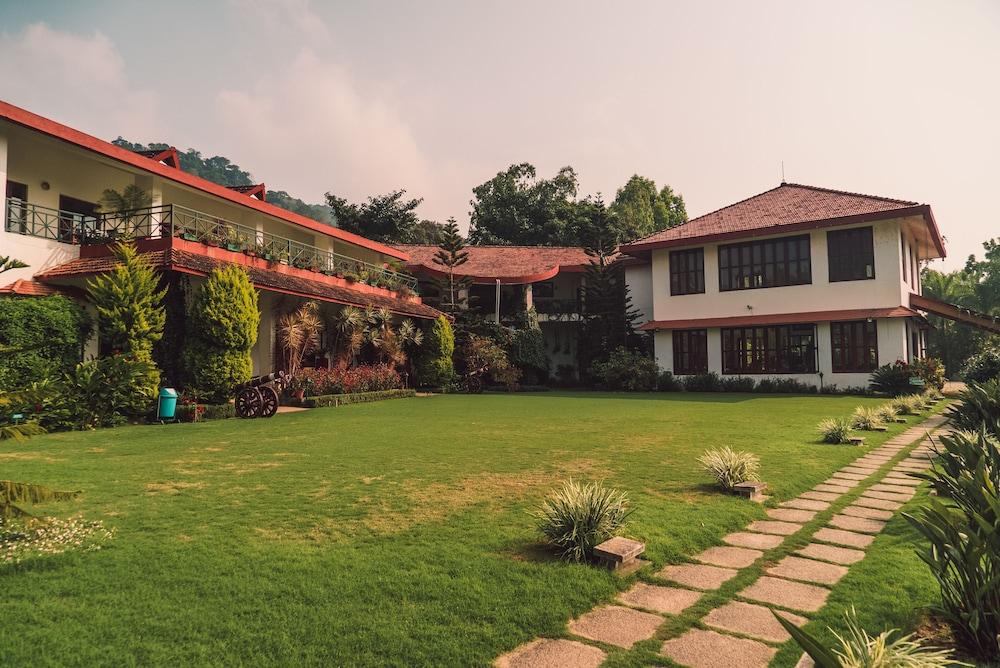 Amritara Ambatty Greens Resort Вираджпет Екстериор снимка